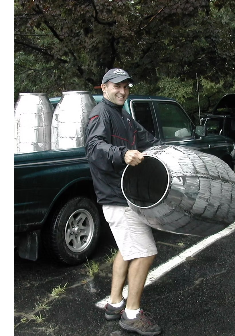 Mike Hansel installing a sculpture at deCordova